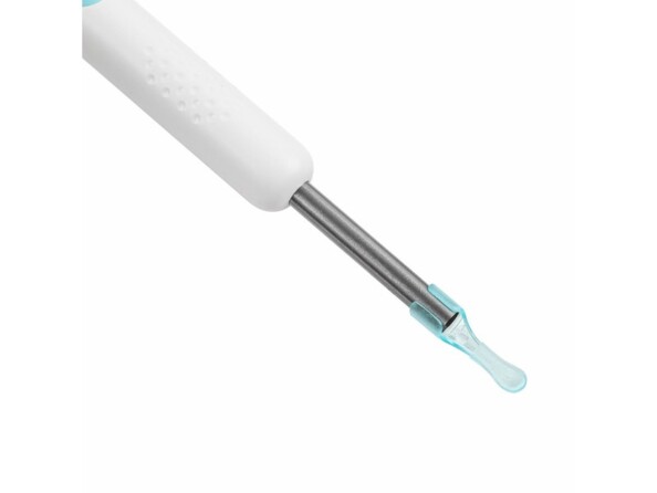 Gros plan sur l'embout en plastique du nettoyeur d'oreille compatible iOS et Android avec caméra