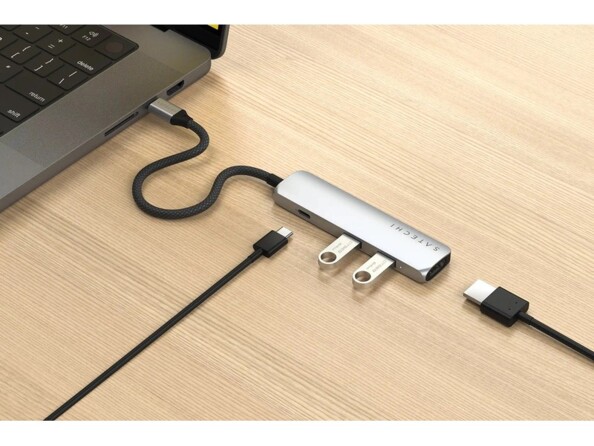 Mise en situation du dock USB-C branché à un port USB-C d'un PC portable, à un câble USB-C, à deux clés USB et à un câble HDMI