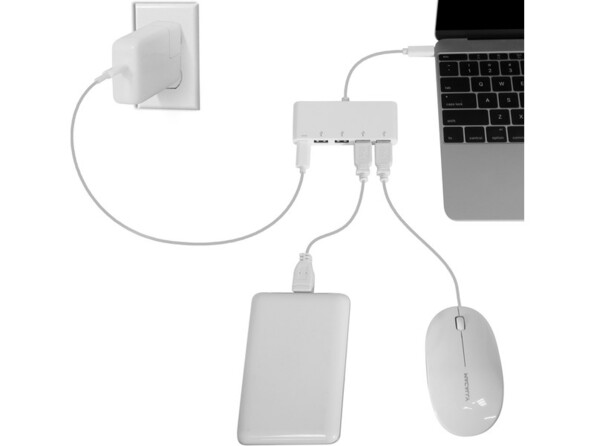 Mise en situation du hub USB-C branché à un PC portable ouvert, à une souris filaire, à un disque dur externe et à une prise d'alimentation secteur via chargeur secteur et câbles USB
