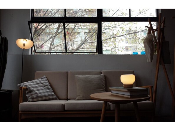 Mise en situation de la lumière blanc chaud de la lampe Bulb Novodio installé dans l'obscurité d'un salon en fin de journée