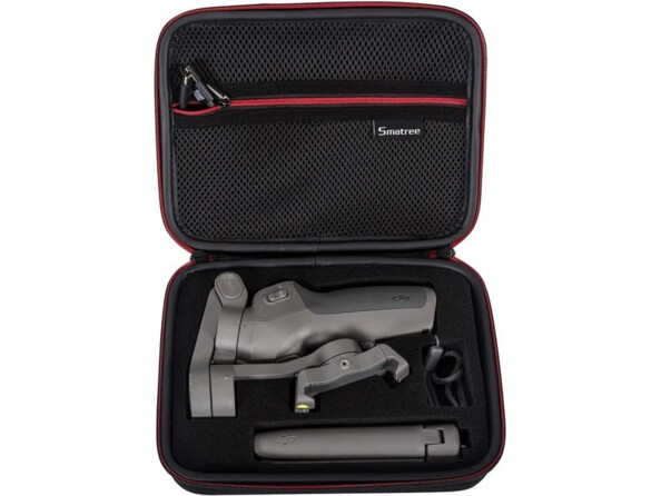 Stabilisateur électronique DJI Osmo Mobile 3 et ses accessoires rangés dans la mousse EVA et la poche intérieure de la coque de protection rigide