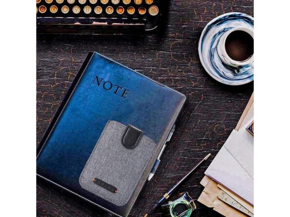 Housse de protection RFID adhésive avec fermeture magnétique posée sur un bloc-notes à côté d'une machine à écrire, d'une tasse de café et de dossiers