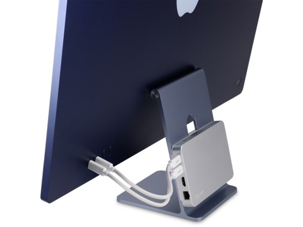 Mise en situation de l'installation du DuoDock LMP par fixation magnétique au pied d'un Mac coloris bleu et raccordement à l'alimentation électrique par deux câbles USB-C à deux ports USB-C de l'ordinateur Apple