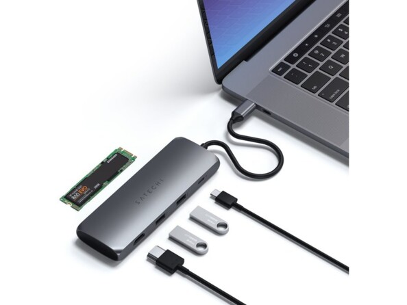 Illustration du nombre de périphériques potentiellement connectés à la station d'accueil 4 ports USB-C pour disque dur M2 SATA à côté d'un ordinateur portable