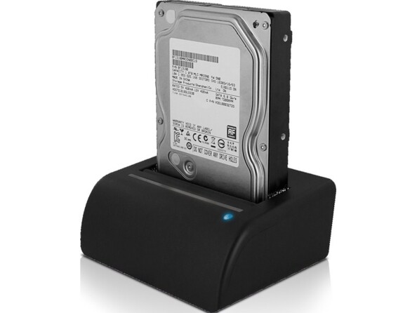 Mise en situation d'un disque dur externe installé dans le support SATA du dock avec LED de fonctionnement bleue allumée