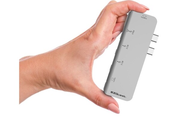 Station d'accueil en aluminium coloris gris EZQuest X40225 tenue en main pour illustrer son format compact