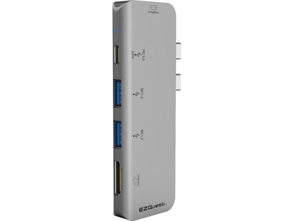 Concentrateur multimédia USB-C posé à la verticale sur son port HDMI latéral