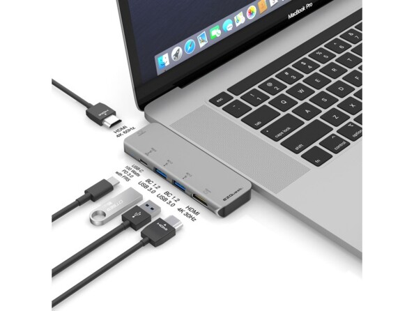 Mise en situation du hub USB-C 5 ports branché à un Pc portable, à un câble et une clé USB-A, deux câbles HDMI et un câble USB-C