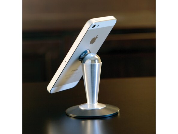 iPhone coloris or fixé magnétiquement à la bille d'acier du socle antidérapant au format portrait