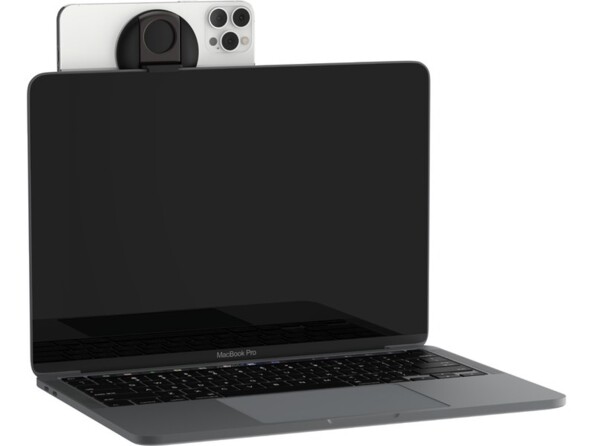 MacBook ouvert éteint avec smartphone posé à l'horizontale sur le rebord de l'écran par le biais du socle du support pour téléphone portable