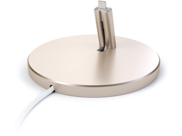 Câble Lightning blanc inséré dans le support doré pour iPhone