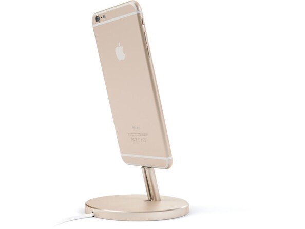 iPhone coloris or sur pied de support rond de la même couleur