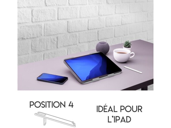 Mise en situation de la 4ème position de la station surélevant un iPad sur un bureau