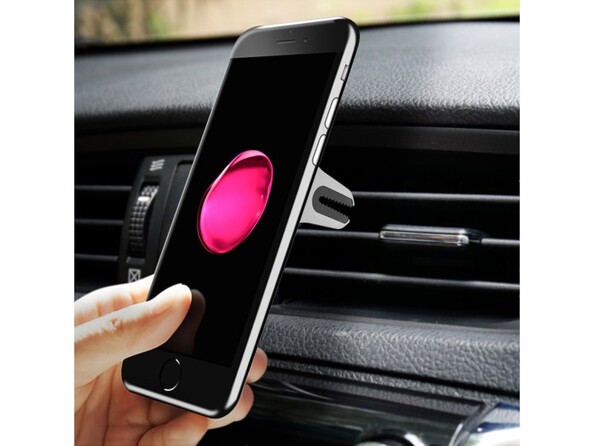 Fixation d'une main d'un smartphone avec support à pince sur les lamelles de la grille de ventilation intérieure d'une voiture