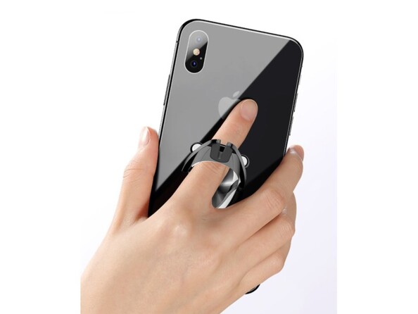 iPhone sans coque coloris noir tenu en main via la bague du support smartphone glissée à un doigt