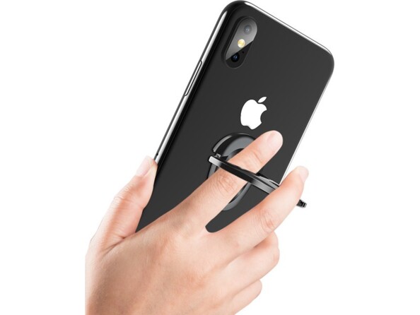 iPhone sans coque coloris noir tenu en main via la bague du support smartphone glissée à un doigt