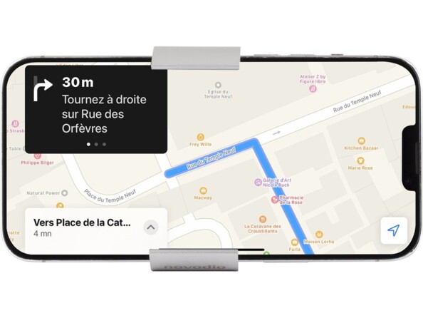 Ecran de smartphone affichant la navigation en format paysage fixé aux pinces du support vélo