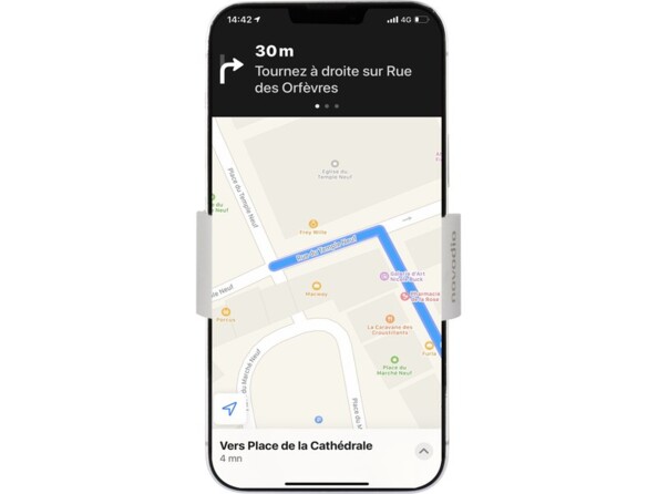 iPhone en position portrait avec affichage du GPS fixé au support pour guidon