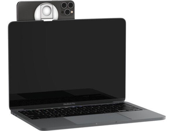 MacBook ouvert éteint avec smartphone posé à l'horizontale sur le rebord de l'écran par le biais du socle du support pour téléphone portable