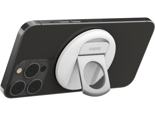 iPhone en position horizontale de dos coloris noir avec support aimanté coloris blanc avec anneau inclinable