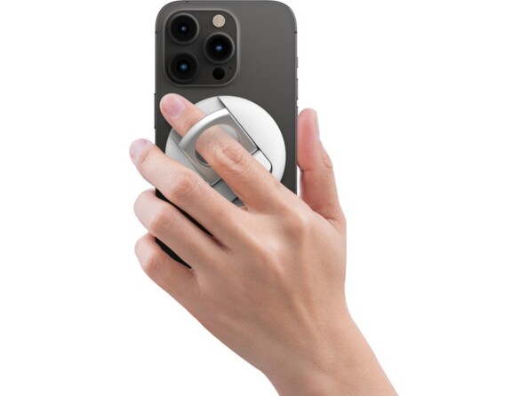 Prise en main d'un smartphone nouvelle génération avec un doigt dans l'anneau de maintien du support rond MagSafe