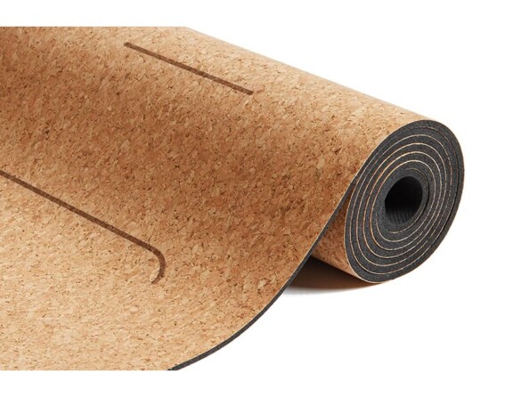 Tapis de yoga en liège naturel enroulé sur lui-même avec lignes de positionnement