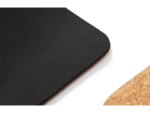 Vue du dessous en caoutchouc noir et de la surface du dessus en liège en nid d'abeille du matelas de yoga
