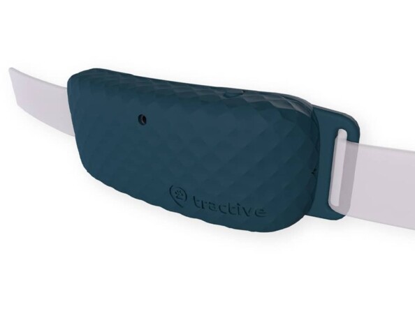 Boîtier localisateur GPS rechargeable coloris bleu nuit fixé à un collier