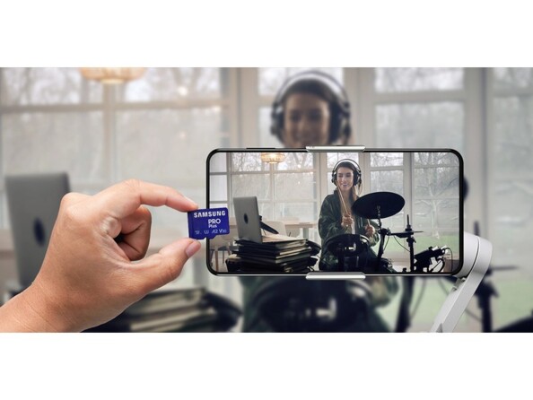 Mise en situation d'un enregistrement vidéo sur smartphone avec carte MicroSD Samsung tenu d'une main par une personne