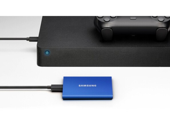 Branchement du SSD bleu Samsung à une console de jeu vidéo par câble USB-C