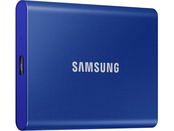 Vue de biais côté gauche sur le port USB-C du SSD Samsung
