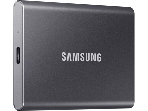 Vue de biais côté gauche sur le port USB-C du SSD Samsung