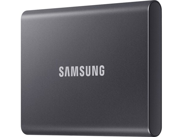 Vue de biais côté droit du boîtier coloris gris titane du disque dur externe SSD Samsung