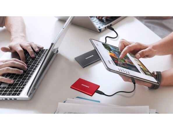 Mise en situation de deux SSD branchés par câble USB à un PC portable et à une tablette