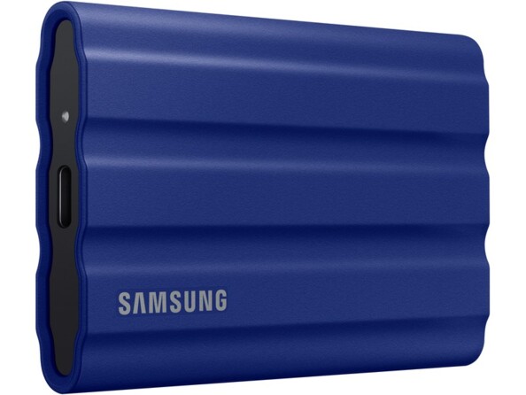 disque dur externe portable Samsung T7 Shield 2 To coloris bleu est un SSD externe portable conçu pour offrir des performances élevées et une robustesse exceptionnelle, répondant aux besoins des professionnels de la création