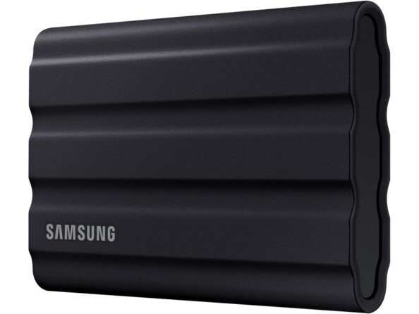 Vue de biais côté droit du boîtier avec revêtement nervuré en caoutchouc du disque dur externe portable SSD T7 Shield samsung coloris noir