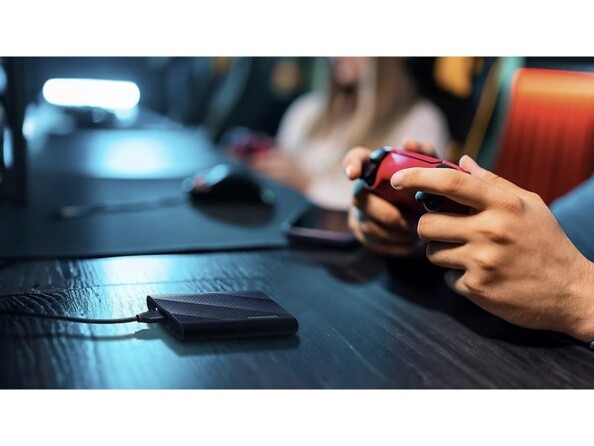 Session de jeu vidéo sur console de jeu avec SSD coloris noir branché