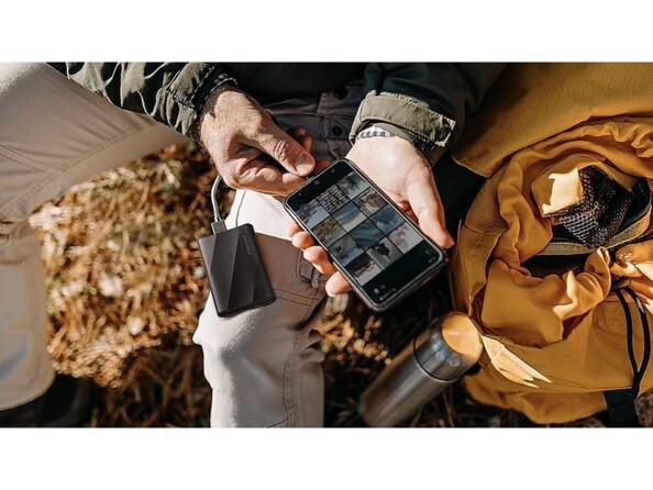 Branchement du stockage USB-C Samsung au port USB d'un téléphone portable