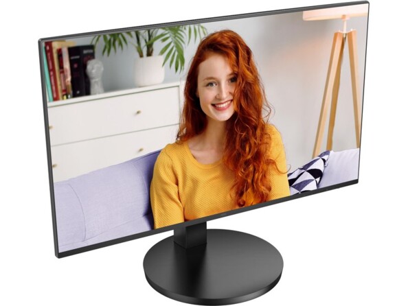 Vue plongeante du dessus côté gauche de l'écran PC AOC 24" avec base ronde, bords fin et affichage d'une photo d'une jeune femme rousse aux cheveux bouclés assise sur un canapé devant une commande et une lampe sur pied type scandinave