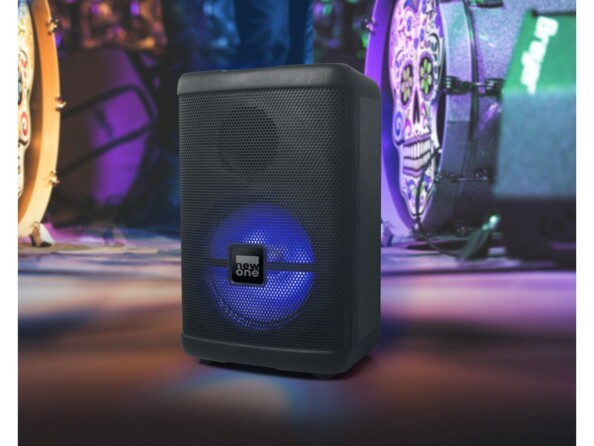 Mise en situation du haut-parleur à batterie rechargeable illuminé d'une lumière bleue dans une fête colorée