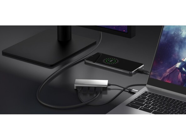 Mise en situatio du hub branché à un écran sur pied, un téléphone et un PC portable