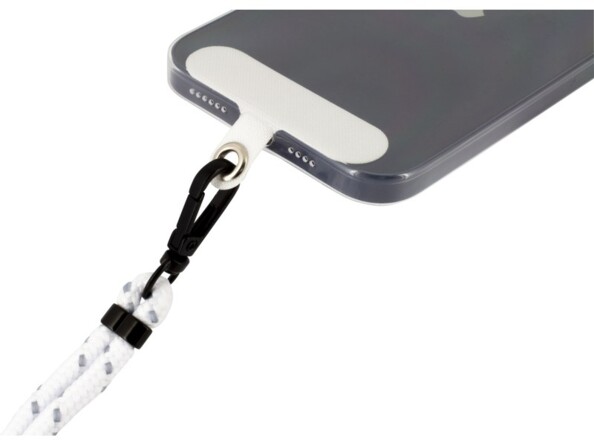 Gros plan sur le pad de fixation avec mousqueton et corde tressée blanche installé au niveau du port de chargement à l'arrière du boîtier d'un smartphone