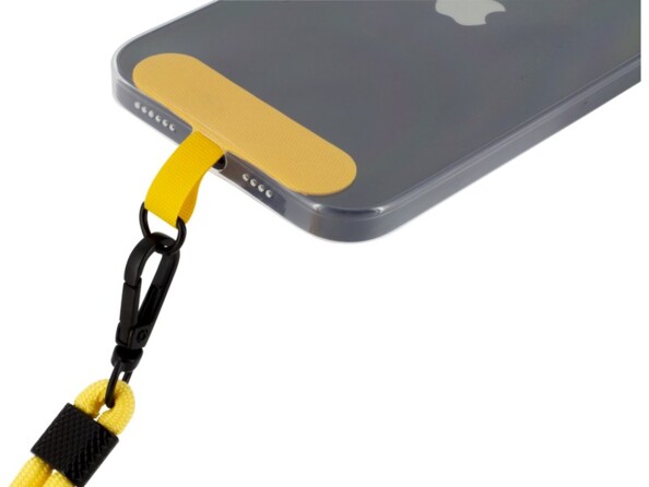 Mise en situation d'un iPhone avec coque de protection transparent et bandoulière réglable fixée à l'arrière du téléphone portable Apple