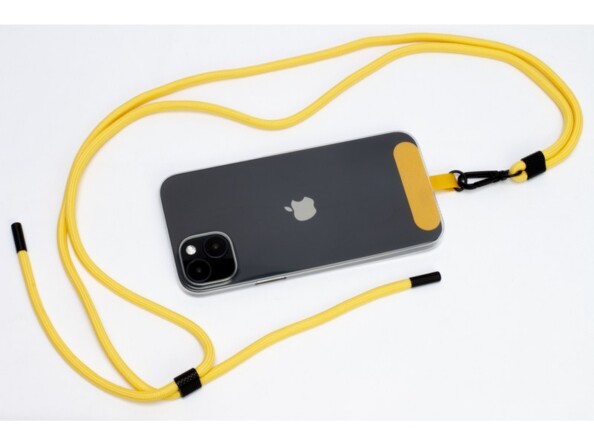 Gros plan sur le pad de fixation avec mousqueton et corde tressée jaune installé au niveau du port de chargement à l'arrière du boîtier d'un smartphone