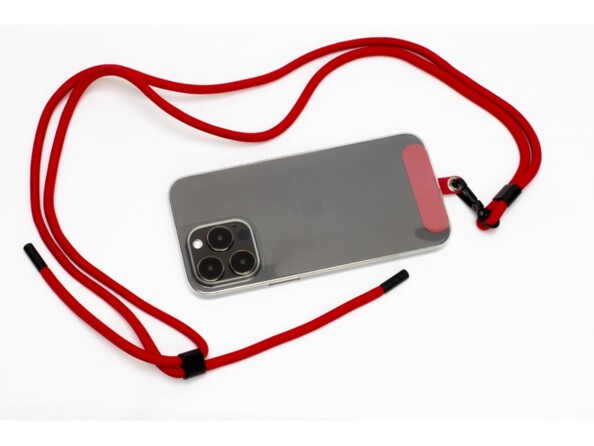 Gros plan sur le pad de fixation avec mousqueton et corde tressée rouge installé au niveau du port de chargement à l'arrière du boîtier d'un smartphone