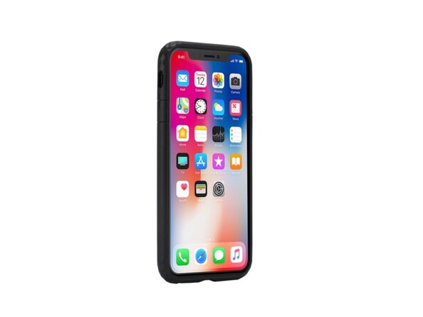Côté droit avec boutons protégés d'un smartphone Apple avec coque bumper