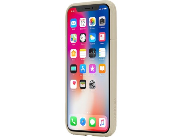 Vue de biais sur la protection contour coloris or en polyuréthane sur un iPhone