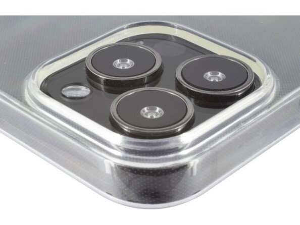 Gros plan sur les bords surélevés de l'étui en TPU souple transparent entourant les objectifs et le flash d'un iPhone