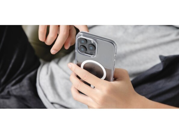 Personne scrollant sur l'écran de son iPhone revêtu d'une housse transparente compatible MagSafe affalée dans son canapé