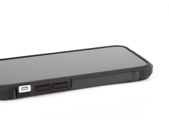 iPhone éteint posé sur le dos avec coque antichocs aux bords surélevés avec protection des boutons sur la tranche du téléphone